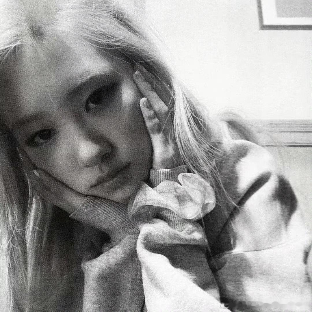或许某天你也会想起我· #朴彩英 ##头像[超话]##ROSÉ[超话]# ​