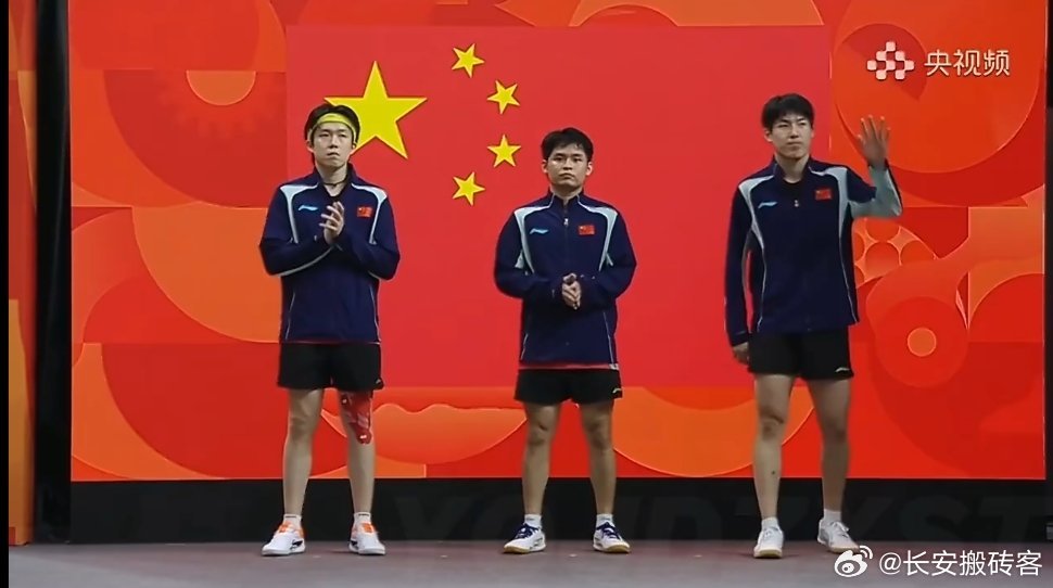 #王楚钦燃尽了#
王楚钦其实现在唯一缺的就是霸气！
尤其是扛起队长重担后，他变得愈发克制温柔。赢球低调内敛，输球坦然谦逊，永远礼貌致谢、沉稳沉淀，把所有情绪默默藏在心底。温柔从不是缺点，隐忍亦是铠甲。只是顶级竞技赛场，温柔撑得起风骨，撑不起绝对的统治，让人看不到顶尖王者该有的锋芒。马 ​