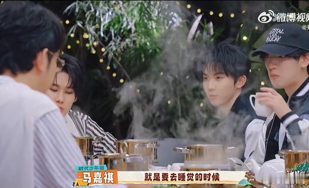 谁能不被这份暖心举动打动呢，把童年收到的爱慢慢回馈给家人，回家先抱一抱...