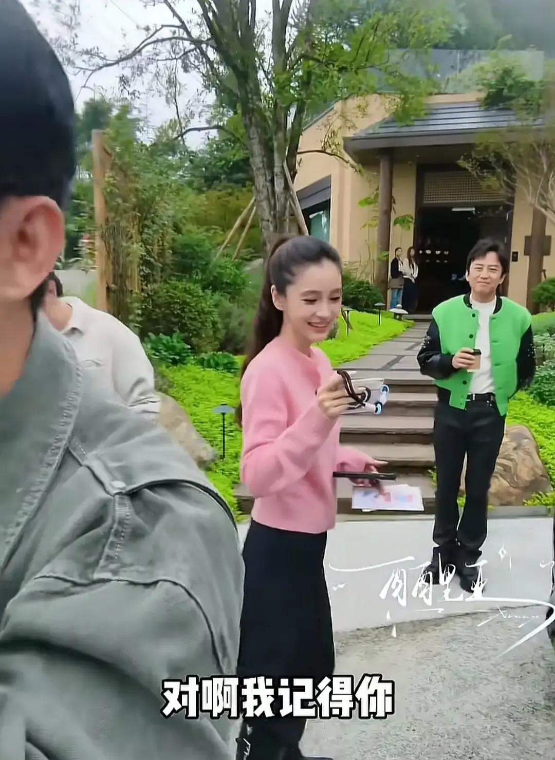 很多人总喜欢拿“没有代表作”来嘲杨颖，可他们忘了，把一档国民综艺录成自己的专属标签，本身就是一种狠活。
提到当年的《奔跑吧兄弟》，大家脑子里第一个蹦出来的女常驻，除了她还能有谁？
那时候在泥潭里摸爬滚打、落水脱妆，连头发糊了一脸都不带在意的，内娱同期小花里真找不出几个这么豁得出去的。
现在的真