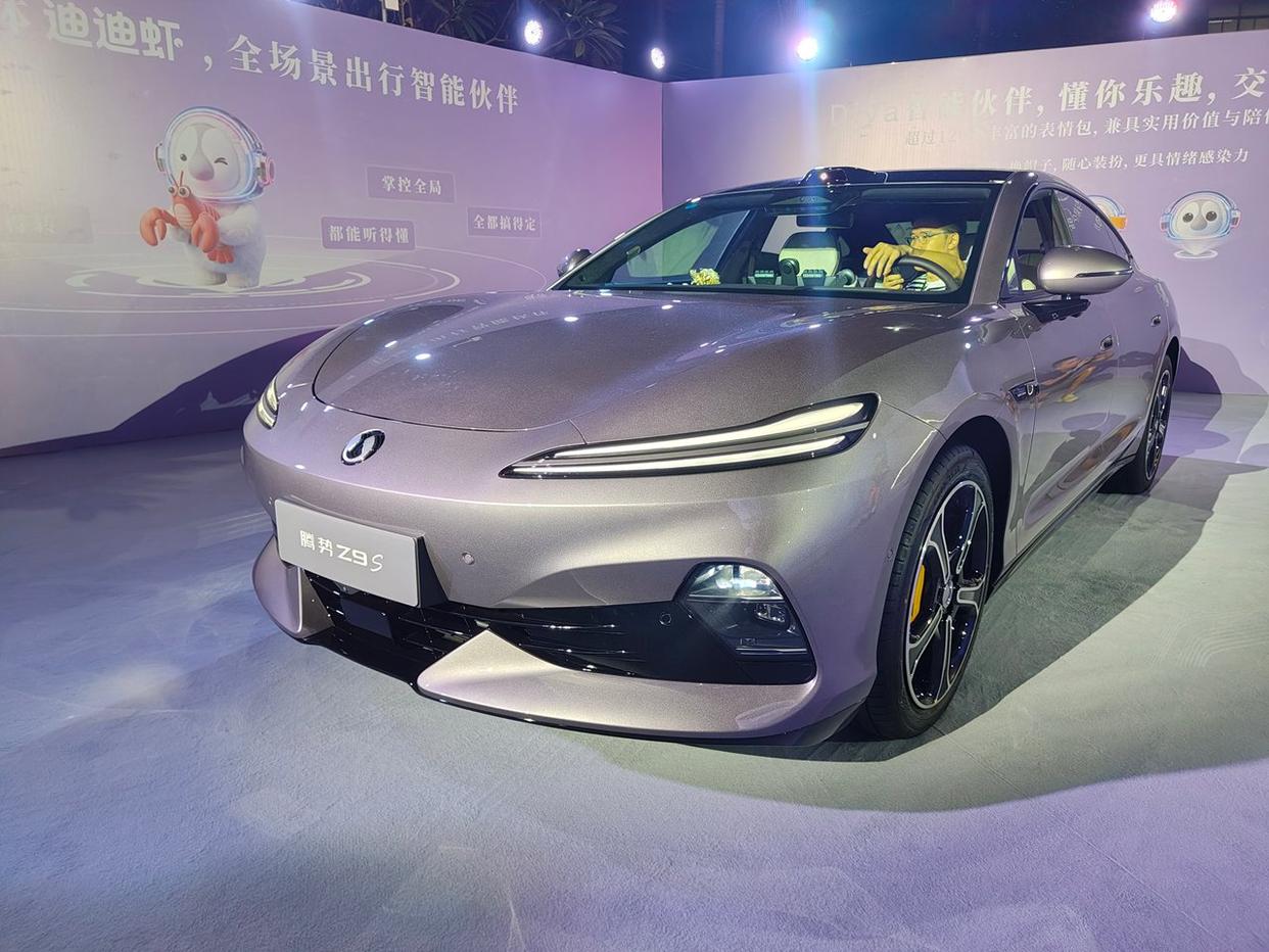 三款配置从25.58万的闪充尊荣型到32.58万的易三方闪充性能型，覆盖的需求跨度刚好卡在家用和性能玩家的点上。

CLTC纯电续航最高1100公里，5分钟补能就能应急，零下30度