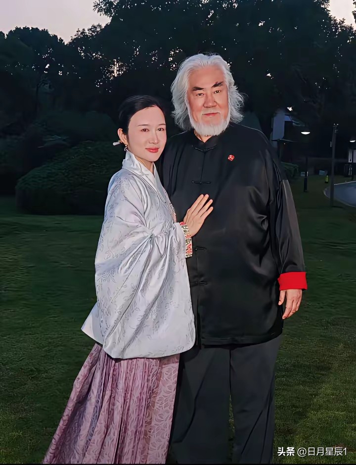 不是一家人，不进一家门。这两人才是妻唱夫随，只要娇妻开心快乐就好，就是彼此幸福婚姻的起点。
张纪中和爱妻杜星霖年岁相差悬殊，二人怎么瞧都没有半点夫妻相，谁也没料到张纪中竟十分迁就和配合杜星霖任何拍合影的诉求，老张也真是放下了手段，甘愿做一只小绵羊，努力讨杜星霖的开心，不服不行啊!
张纪中已然七十五岁