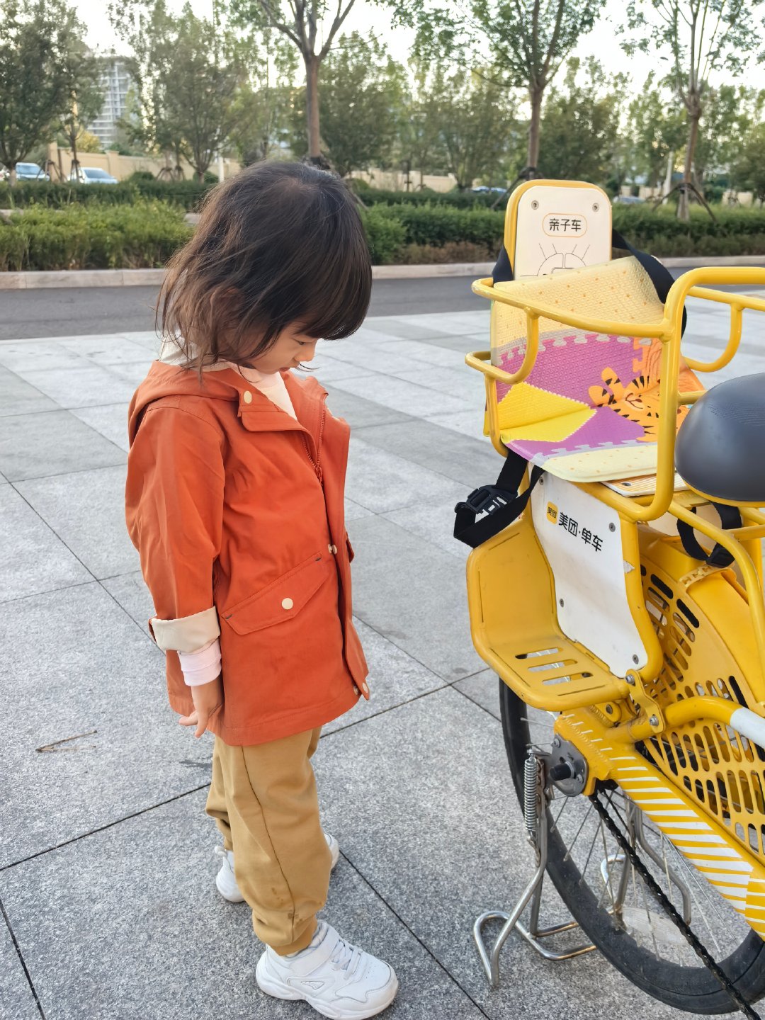 妹妹又骑亲子车去了 ​