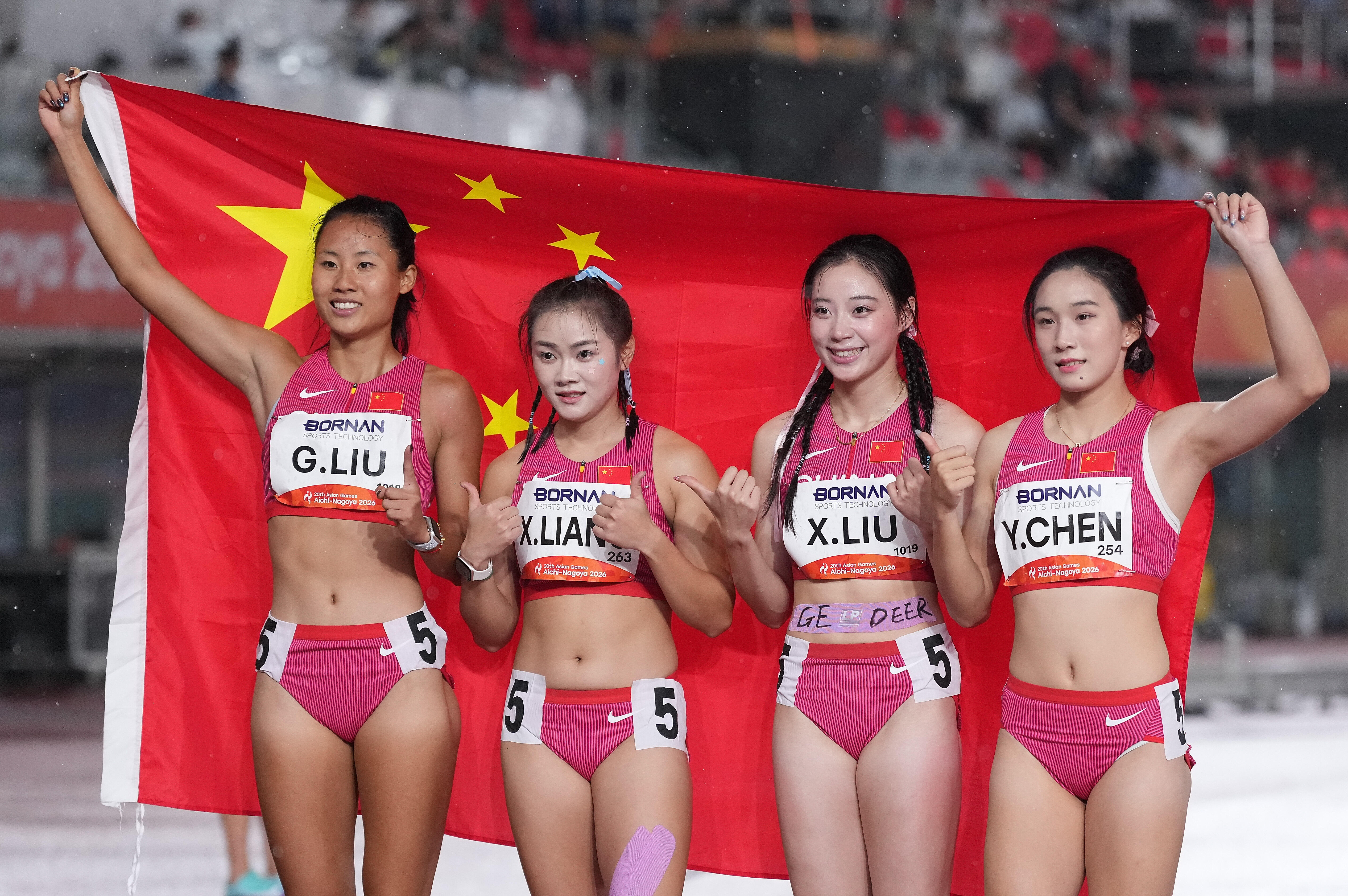 不知道大家发现没，亚运女子接力夺冠，四个姑娘站一排，一个细节戳中无数网友，只有刘峡君肚子上横着一条贴布，上面印着GEDEER。这串字母藏着队员之间暖心的秘密，GE是葛，DEER是鹿，合起来就是葛小鹿，是队友对葛曼棋的昵称。葛曼棋小腹有梅花鹿纹身，早年比赛她都会用肌贴盖住，不想引来非议。这次队友带着这