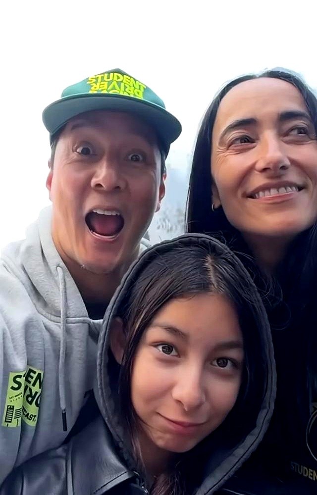 吴彦祖甩出零滤镜全家福，直言：长相只是门卡，进门就废了。

照片里没遮没掩，眼角的褶子直接怼在镜头前，女儿正脸也大大方方亮出来。外人盯着这满脸岁月痕迹咂嘴，他根本懒得搭理。

关起门的日子比皮囊硬核。48岁的妻子听了女儿一句鼓励，扭头去拼事业。他一句没拦，每天熄灯前还侧过身，死死攥住妻子的手说谢谢。