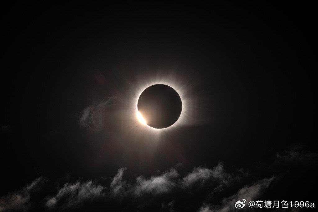 8月12日，月球的阴影延伸至我们美丽的星球。月球的阴影从北冰洋开始，沿着一条狭窄的路径掠过格陵兰岛、冰岛、大西洋、葡萄牙和西班牙北部。在那短暂的瞬间，地球居民若在月影之下恰逢晴空，便能目睹全日食。在躲避恶劣天气，搭船抵达格陵兰岛东岸的拉伊普峡湾（Rype Fjord）（北纬71.07055度，西经27. ​