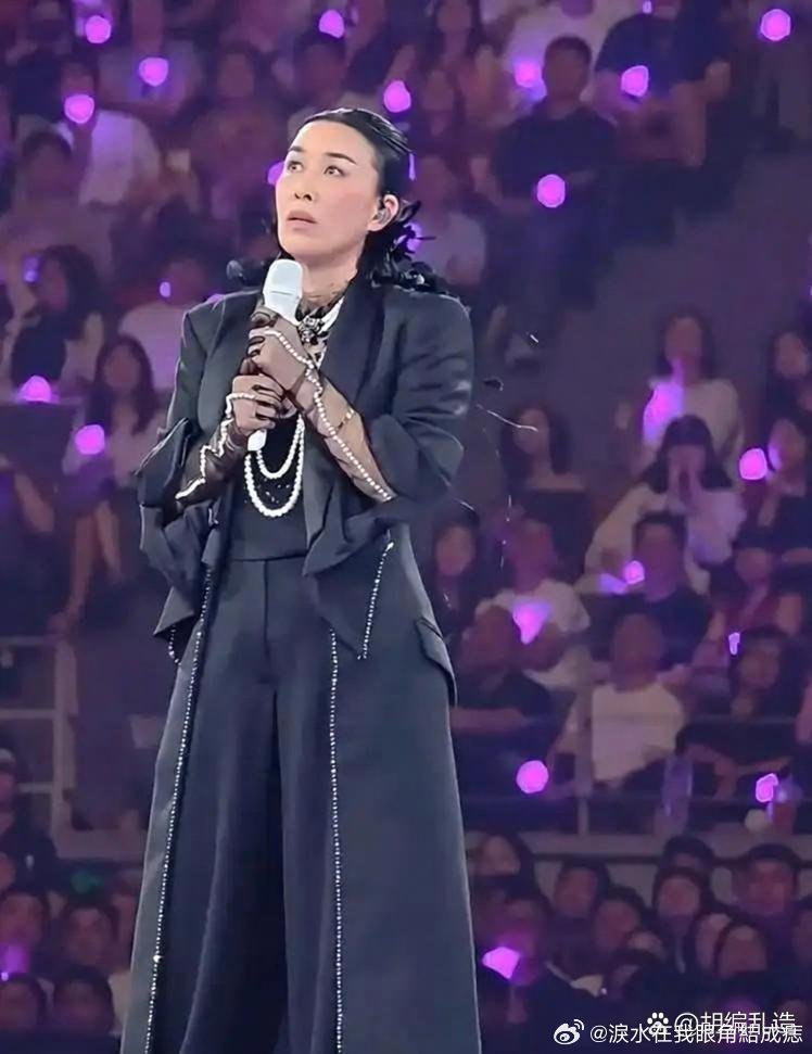 那英临时加唱被罚3万，却砸了行业最该砸的规矩

9月26日成都演唱会，那英临时加唱《弯弯的月亮》致敬刚去世的刘欢。按商演规定，临时加唱要罚款，大概三万。她团队开场前5分钟才拿到授权。

她选了人情，舍了规矩。

两人相识三十多年，同出谷建芬门下。刘欢25号走，那英26号站上台，连节目单外曲目要 ​