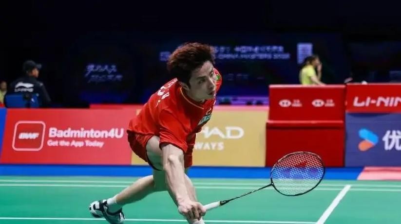 亚运会石宇奇13-21先丢一局差点翻车！2-1逆转韩国00后却自曝状态很差，国羽3-2险胜晋级，半决赛碰印度
石宇奇赢了，但他说自己“场上失误其实很多，一直在找回之前的感觉，但是很长时间了，没有找到”。一个29岁刚在巴黎世锦赛决赛逆转昆拉武特、打破国羽男单十年冠军荒的世锦赛冠军，面对世界排名第46位