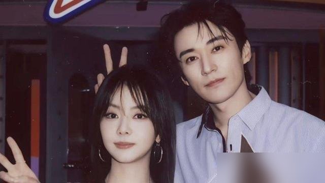 谭松韵跟刘学义拍吻戏，导演还没喊开始，俩人直接亲上了。
临场发挥，一条过。现场工作人员都懵了，回放一看，情绪、走位、呼吸节奏全对。
这姐拍《兰香如故》，从十六岁演到八十岁，四十集跨度，热度直接把平台纪录干穿了。转头《逍遥》又入围好几个奖。
别人拍戏靠磨，她拍戏靠“进去”。不端着，不较劲，该给就
