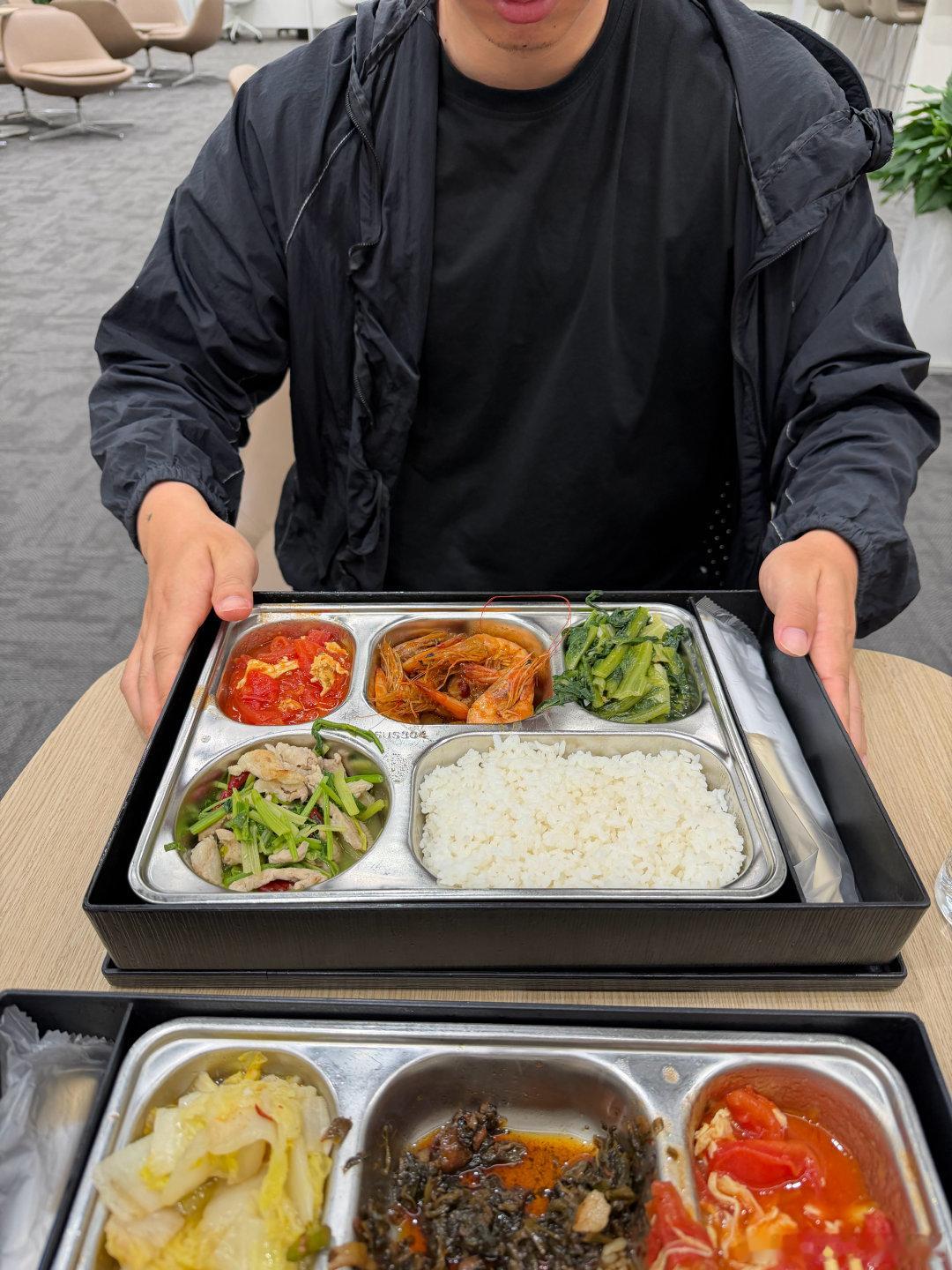 晚上来小米售后过来保养一下车 
顺便蹭个晚饭🥣[坏笑]  ​