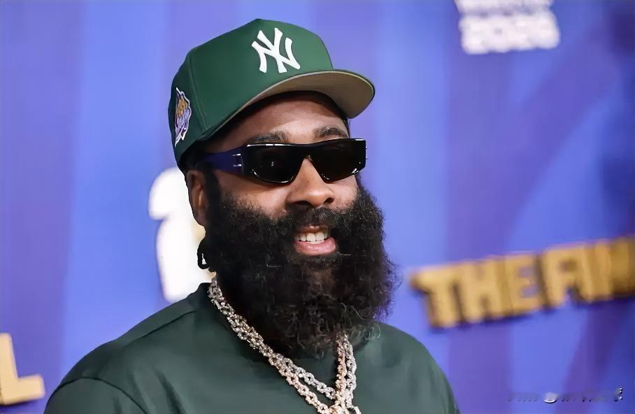哈登表示未来想去西班牙打球！

据NBA Base报道，哈登在被问到未来是否会考虑前往西班牙打球时表示：“我会不会有一天去西班牙打球？我很愿意。西班牙是世界上最美丽的地方之一。”

不过哈登并没有透露会在哪一年、加盟哪一支球队，这段话更多是释放信号，代表他对这段海外生涯保持开放心态，没有把欧洲联赛完