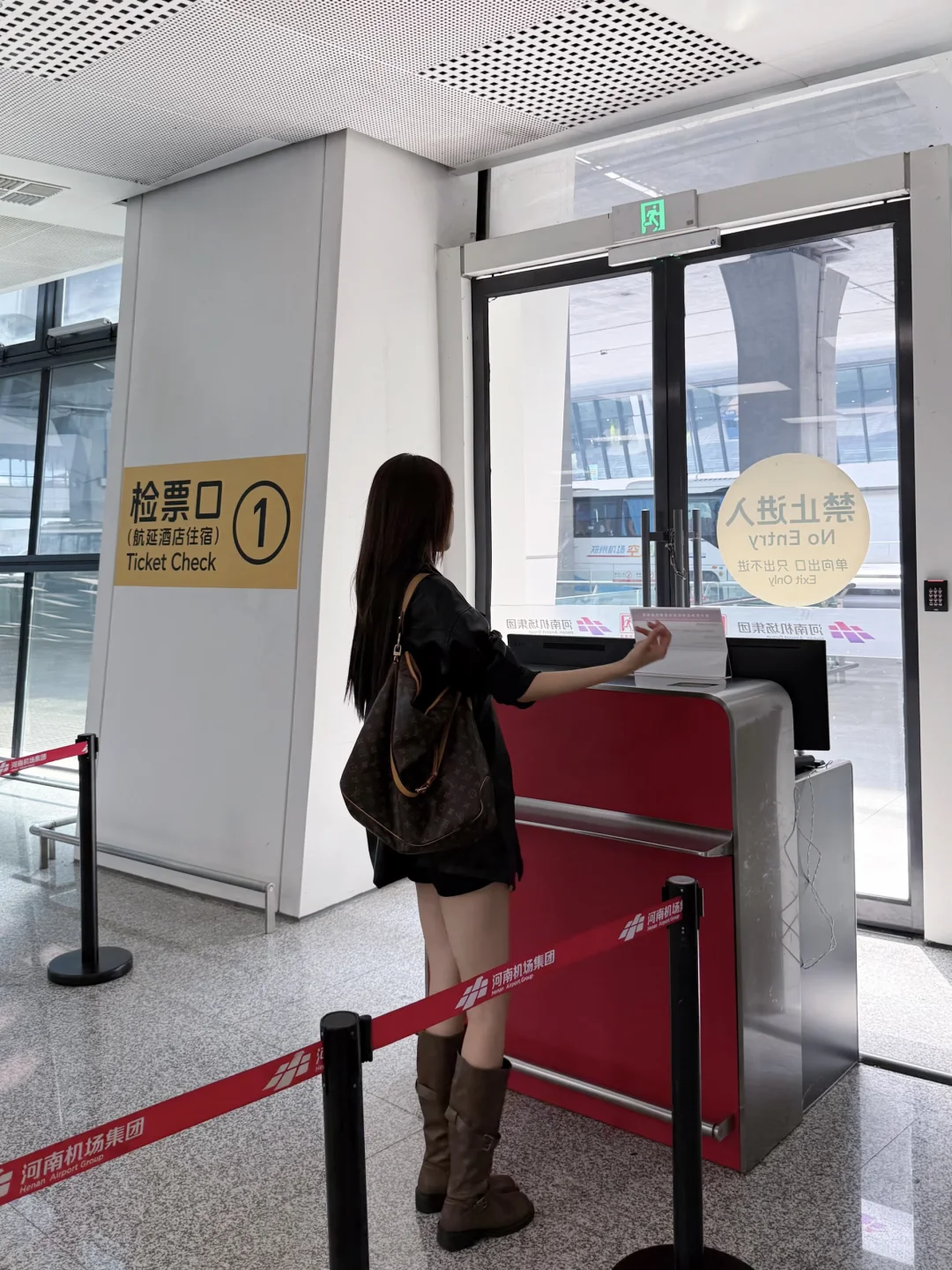 机场看到的！至今没发现个子高的坏处…