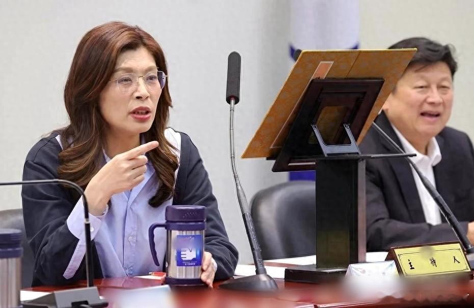1地失守，2内鬼上眼药，郑丽文要被夺权？她还有一绝招：换家计划

众所周知，国民党在彰化的选情很不利，郑丽文连续四度出手，都换不来王惠美的回头。在这种背景下，有一些声音开始对郑丽文发难。

而她所助选的魏平政数据又不好看，所以此前有不少媒体出来唱衰她，表示国民党在彰化要栽个“大跟头”， ​