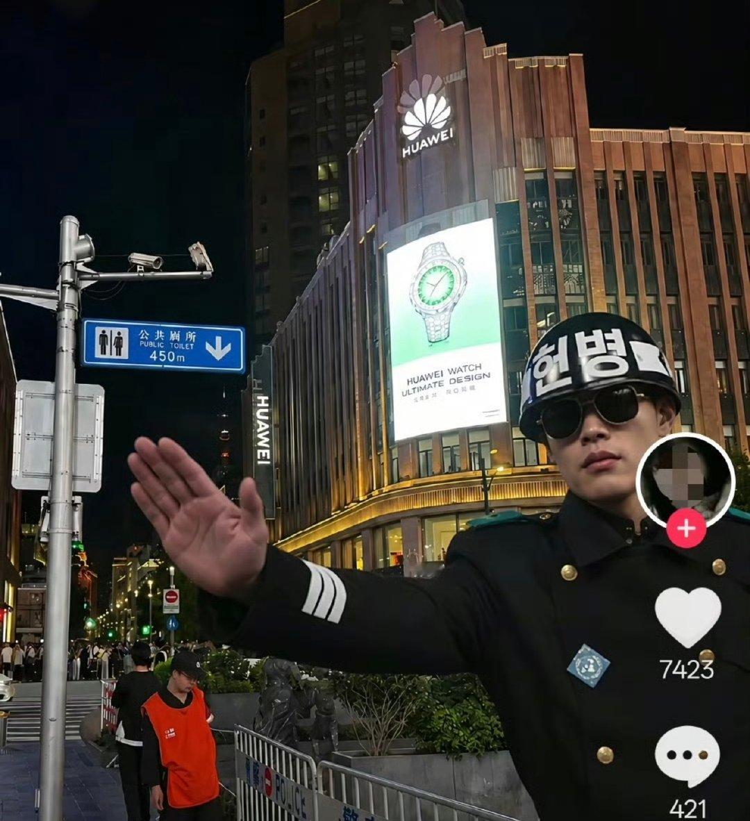 这帽子是韩文呀。哎，华子近年引领潮流，带动国产供应链向上突破。作为跟随者，眯系博主逐渐黑不动产品本身了，就转移到企业高管、企业门店等形象的抹黑。

什么知了声音、什么厕所抓拍角度，千方百计的，心理太阴暗了！#华为[超话]# ​