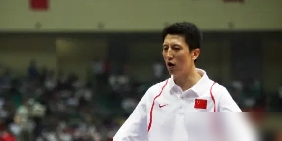 77比97，输给日本二队，创下男篮对日最大输分纪录。郭士强赛后说从不打分，大家都极致努力了。
极致努力的代价，是林葳因为一次防守没听清换位，被当场质问，然后彻底从名单消失。西热力江说没吵，就是正常沟通。但结果很一致：人没了。
郭昊文更直接，碰过红线，连集训的门都摸不到。郭士强的标准是听话、跑战术