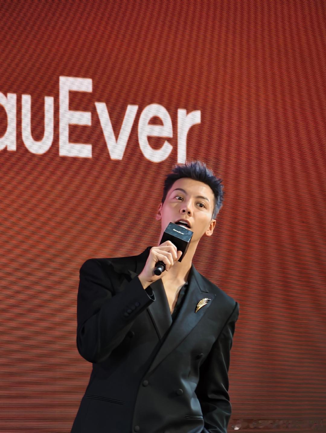 #陈伟霆[超话]#  一定要点开Live图看完，好可爱的吧[期待]
（cr🍠superhua01）#beauever亚太地区品牌代言人陈伟霆# ​