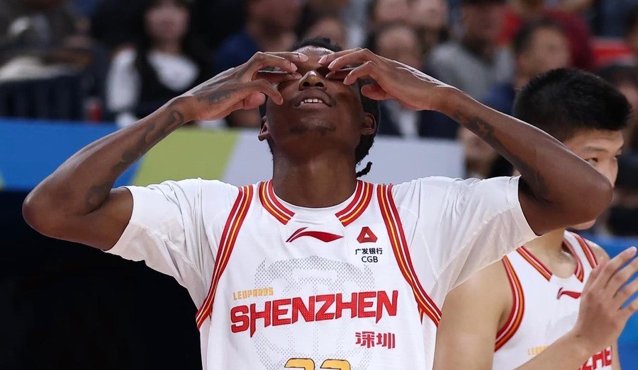 上赛季CBA常规赛MVP贺希宁，2026年10月22日打了33分钟，9投3中，正负值-55，追平CBA历史单场最低纪录。
深圳队在北京输了58分。中新社的报道写得很清楚，深圳三分命中率24.1%，失误18次，全场只有史密斯和贺希宁两个人得分上双。北京队一度领先62分。
这不是一支弱队被打崩。2025