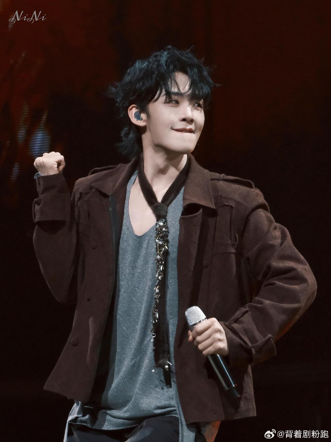 #王赫野叫曹骏骏男子#  笑不活了！王赫野在线产出曹骏大片，还喊他骏男子披哥新晋站哥候选人诞生，这下要和郭晓东竞争站哥席位了，拍照技术真的在线！#王赫野要和郭晓东抢披哥站哥吗# #披荆斩棘# ​