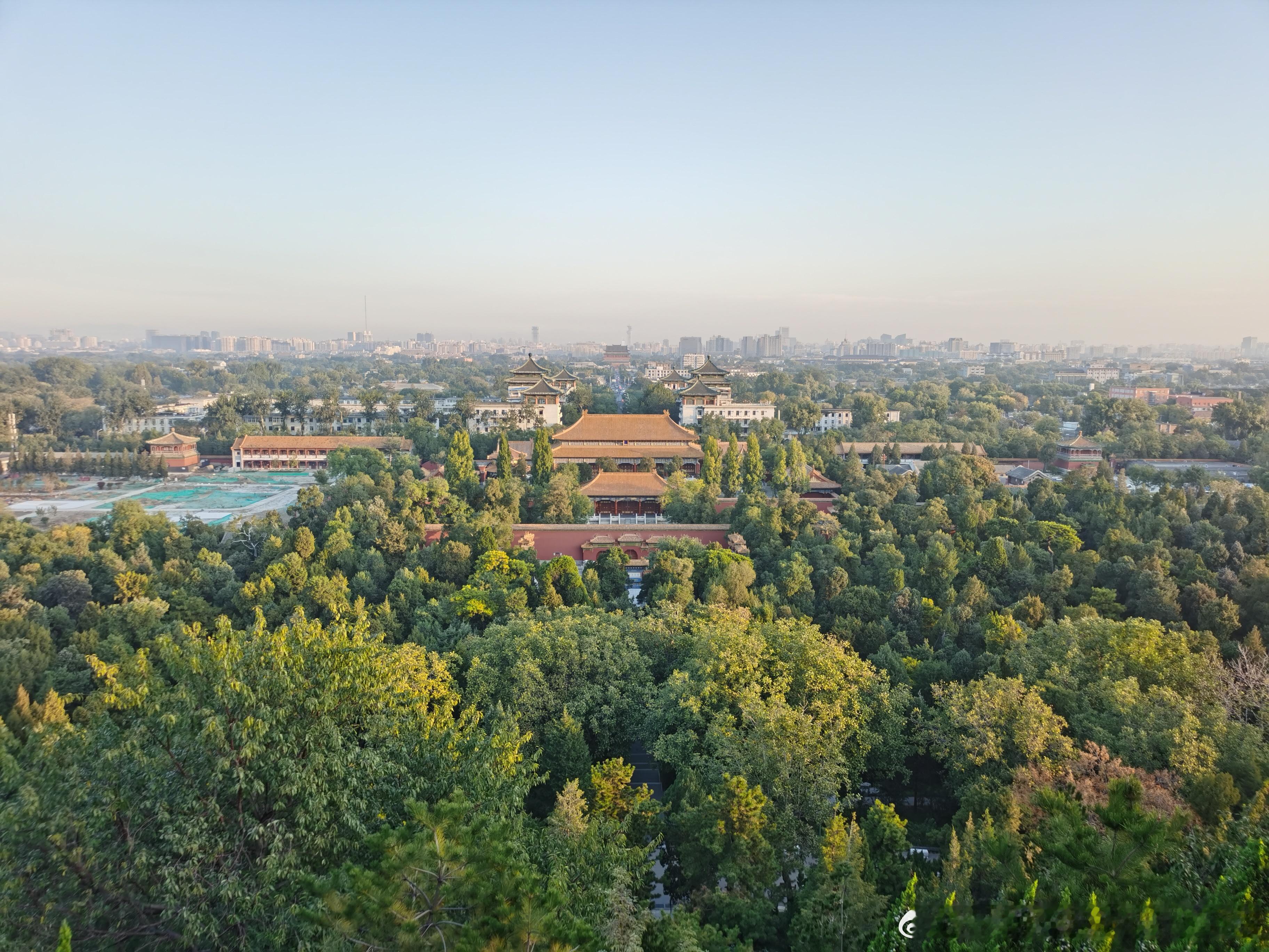 这是摄影畅销书作家曾兰老师于2020年10月拍摄于北京景山公园的一组照片，当红日喷薄而出的一刻，网易云课堂金云奖获得者曾兰老师，用手中的华为荣耀30pro手机记录下了北京CBD的日出……记录下了故宫的清晨……摄影，捕捉当下，留住永恒的记忆……多年后再看到这些照片……你会发现，旅游摄影其实早就可 ​
