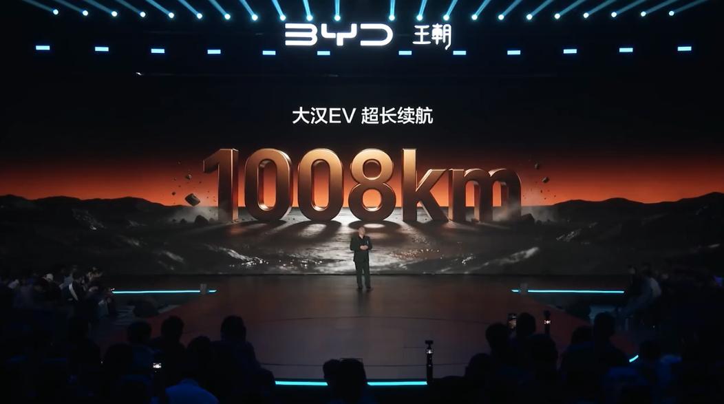比亚迪王朝网的“扛把子”汉系列，终于发布全新大汉了

大汉的设计变化很大，并全系标配过去豪华车才有的悬浮轮标

车内取消了祖传的钢琴烤漆，提供了副驾屏、后排吸顶娱乐屏、中控扶手控制屏等

全系标配前排双零重力座椅，并且还搭载了超级智能体迪迪虾

底盘标配云辇-A 双腔空悬，支持后轮转向

部 ​