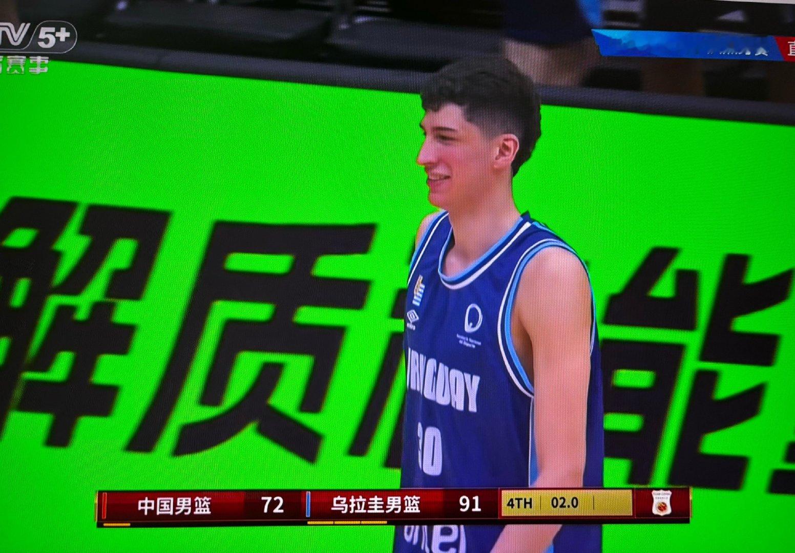全场比赛结束，大败乌拉圭。上一场我们83-78战胜了对手，今天却输了接...