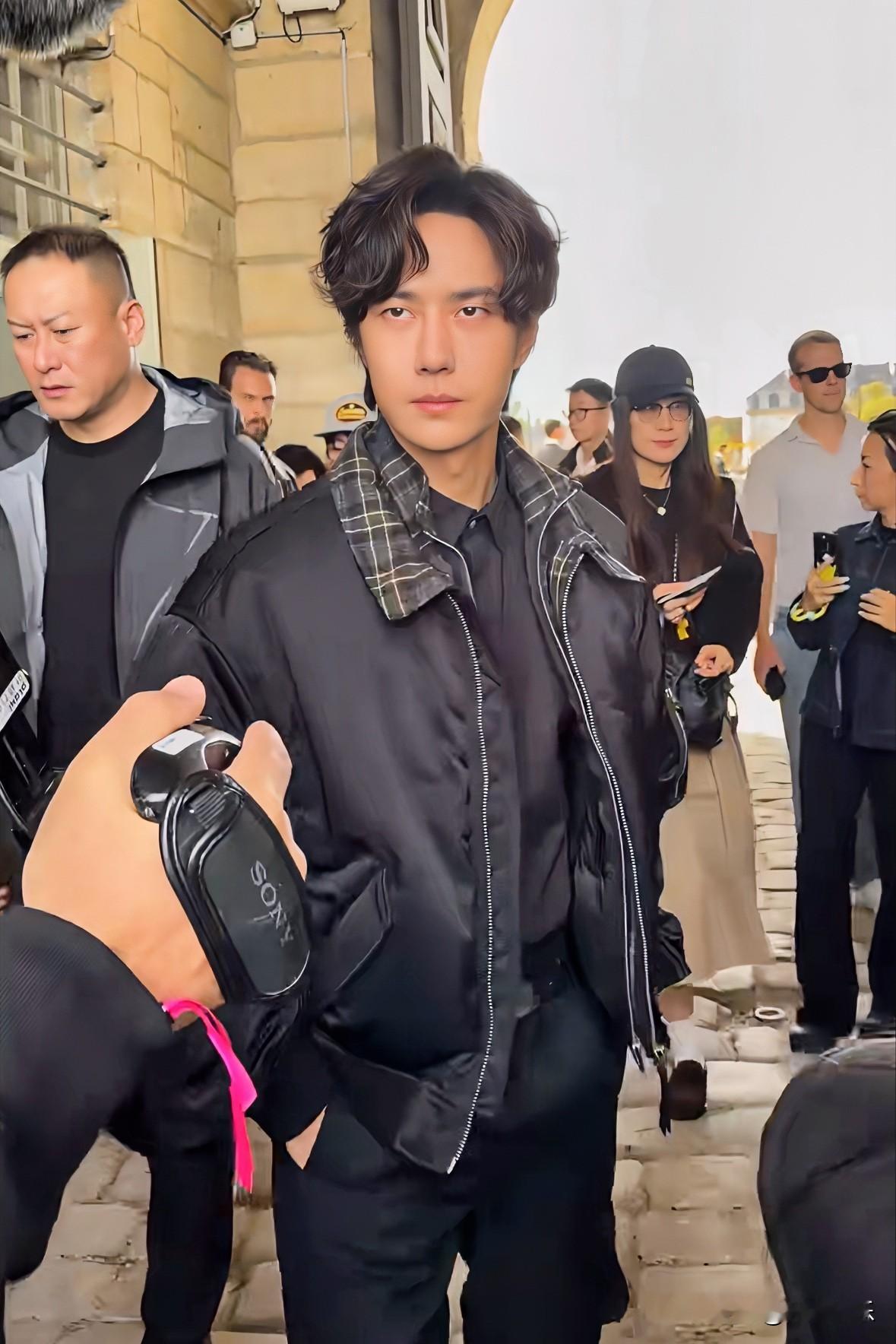 王一博现身巴黎秀场，
满脸疲惫毫无神采！

王一博这次作为罗意威代言人来到巴黎时装周看秀，一身黑色外套配格纹领内搭现身秀场外，现场一堆媒体镜头围着他拍。
整个人看着特别累，眼皮耷拉着，脸上倦意藏不住，一点精气神都没有。黑眼圈很明显，面部看着浮肿，全程没什么表情，眼神呆呆的，完全没有往日的亮眼状态。