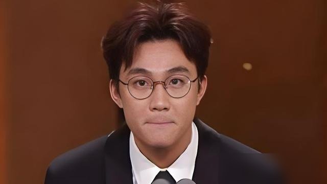 王皓这张脸，往那一站没开口你就想笑。
《年会不能停》里他演青年胡建林，愣是把大鹏那股轴劲儿给接住了，连捋头发的动作都透着一股笨拙的喜感。新剧《蒸蒸日上》里演董北虎，跟高叶对戏，又换了一副混不吝的嘴脸。
这人不靠挤眉弄眼，靠的是节奏。一个停顿，一个眼神，包袱就响了。
他自己说，现在观众对喜剧要求