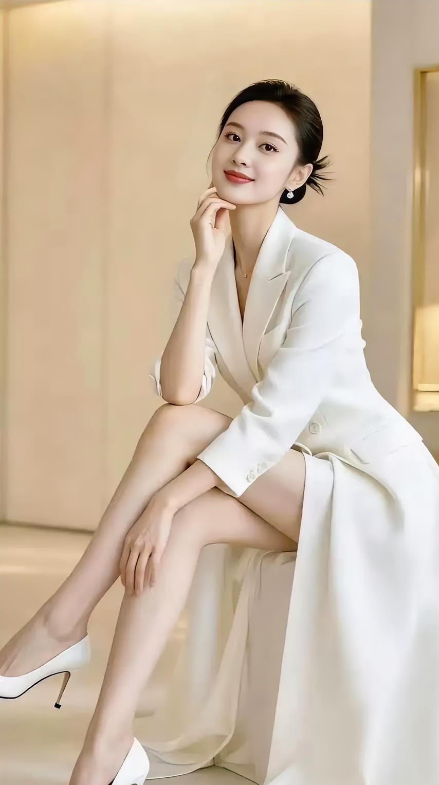 优雅白裙，自信微笑，时尚穿搭，气质女神！