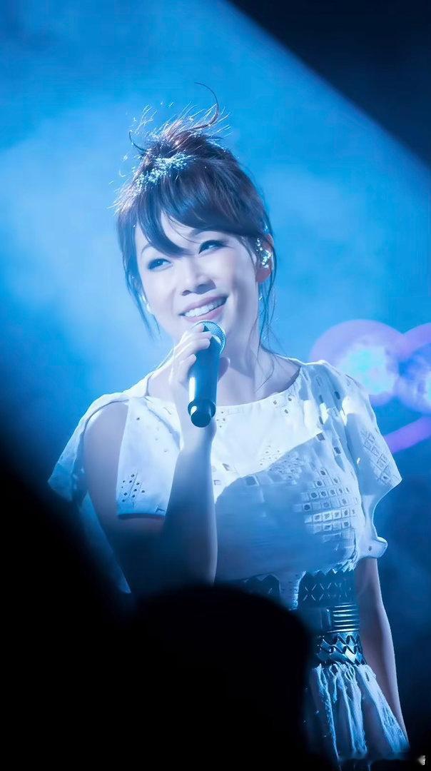 #林忆莲一开口便是时代回响##林忆莲把岁月唱进回响现场# 现场的回响穿过场馆，瞬间唤醒了我藏在心底的青春记忆。这不只是熟悉的曲调，更是属于一代人的时代印记。 ​