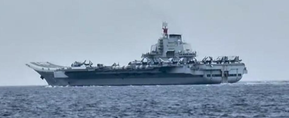 辽宁舰现身苏禄海的消息在网上传得沸沸扬扬，可此前对华嗓门最大的菲律宾军方和国防部，却集体“静音”了，不开发布会、不发声明、连抗议都没有，一向冲在反华一线的防长特奥多罗也一言不发。

据说是菲律宾渔民在苏禄海“偶遇”辽宁舰并拍下照片：甲板上停着多架歼-15和直-18/直-9直升机，周围有驱护舰、补给舰