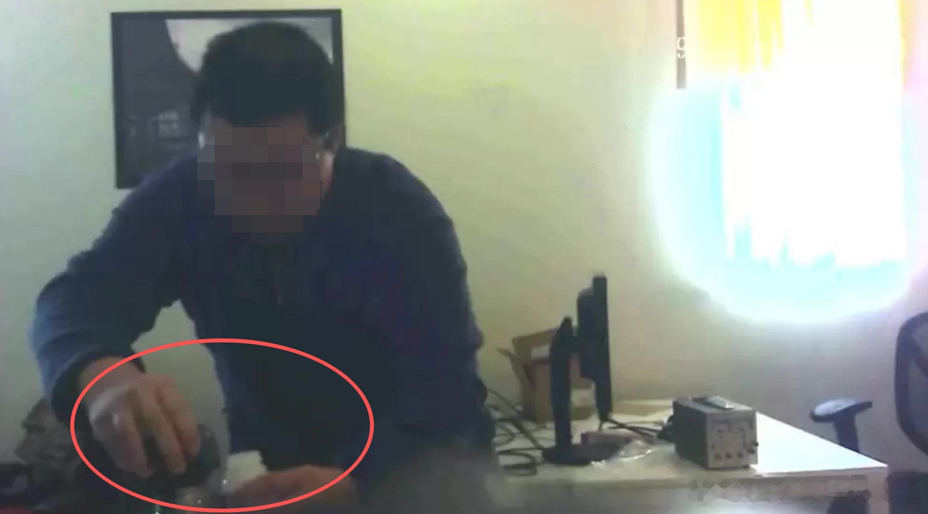 【伯克利华男工程师给女同事投毒数月！水中镉超标350万倍险致命，他仅坐牢1天】近日，伯克利（Berkeley）华男化学工程师徐某（* Xu，音译）因涉嫌在2017年至2019年间，持续向一名女同事的食物和饮用水中投放有毒重金属镉而被... ​