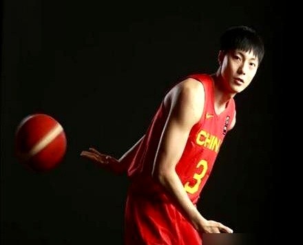 郭士强越过老将胡金秋，直接把队长袖标交到了胡明轩手里。这支男篮变天了。

打黎巴嫩那场，胡明轩传球失误气得直拍大腿。郭士强没开骂，一把拽住他拍肩安抚。老叔这次铁了心，谁能跑战术谁扛旗。

过去男篮选队长，排排坐分果果，看谁进队早。现在这套彻底行不通。郭士强挑人就攥着一条死规矩：集训执行力。不看过去资