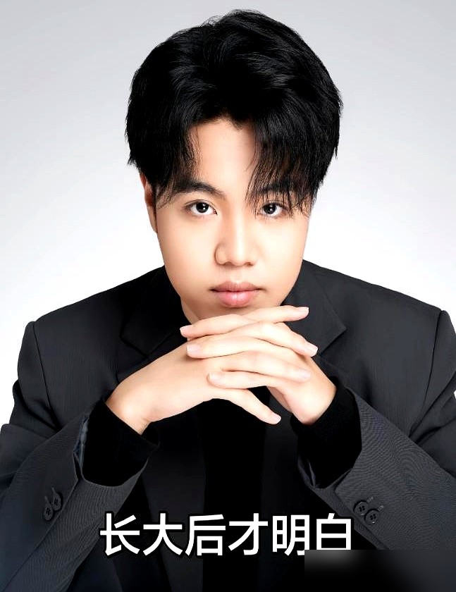 李琳给亲儿子新歌摇旗呐喊，评论区直接炸了。
亲儿子发歌，她恨不得拿大喇叭喊，全网转发。再看继子王亮，那年三十砸电视，正月初二直播骂她偏心，最后闹到判诽谤罪，缓刑一年。这后妈从头到尾没吭一声。
如今王亮复播，礼物收得飞起，道歉了，唯独没给李琳低头。弟弟王梓嘉更狠，直接开九小时专场，把王亮当年怎么欺