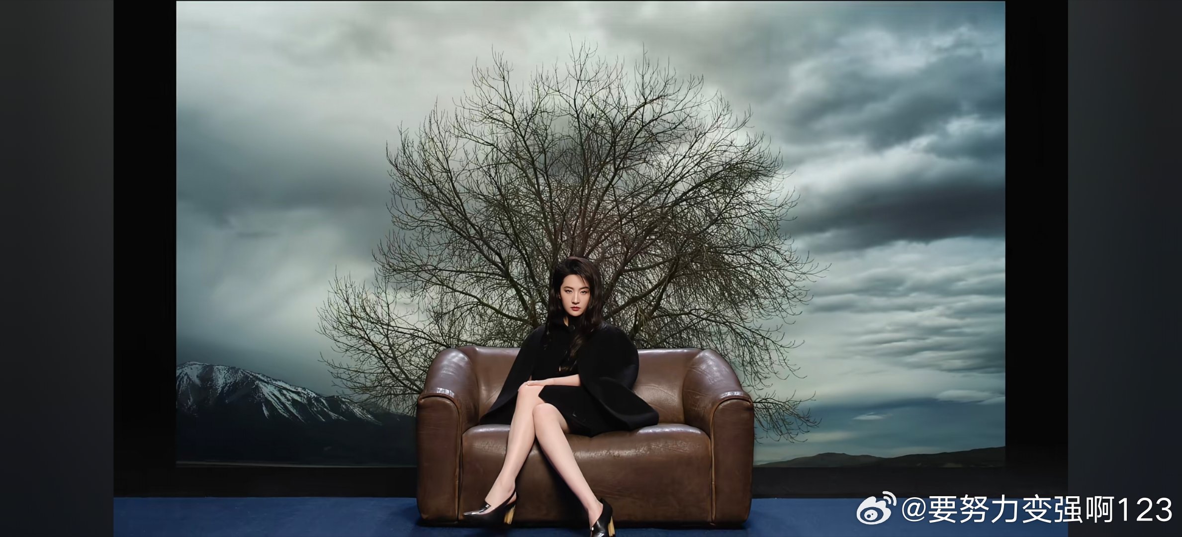 #刘亦菲[超话]#谁有这张图原图啊，我觉得好高级，但这张图没被选为内页 ​