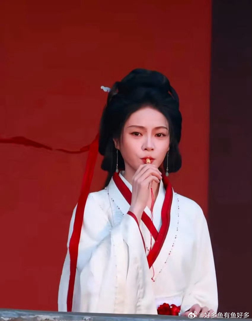 #谢可寅战国袍写真##谢可寅红衣古装美人# 战国袍勾勒雅致身姿，热烈红衣与谢可寅适配度超高，端庄又有锋芒，氛围感直击人心#长生契# ​