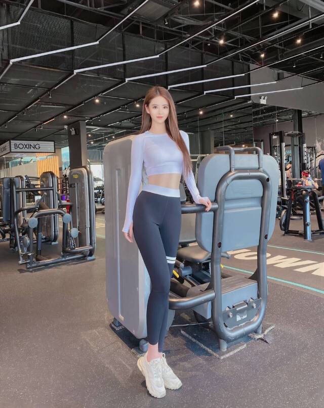 <p>完美身材 翘臀美臀 爱健身的小姐姐 性感紧身裤 健身穿搭 <!-...