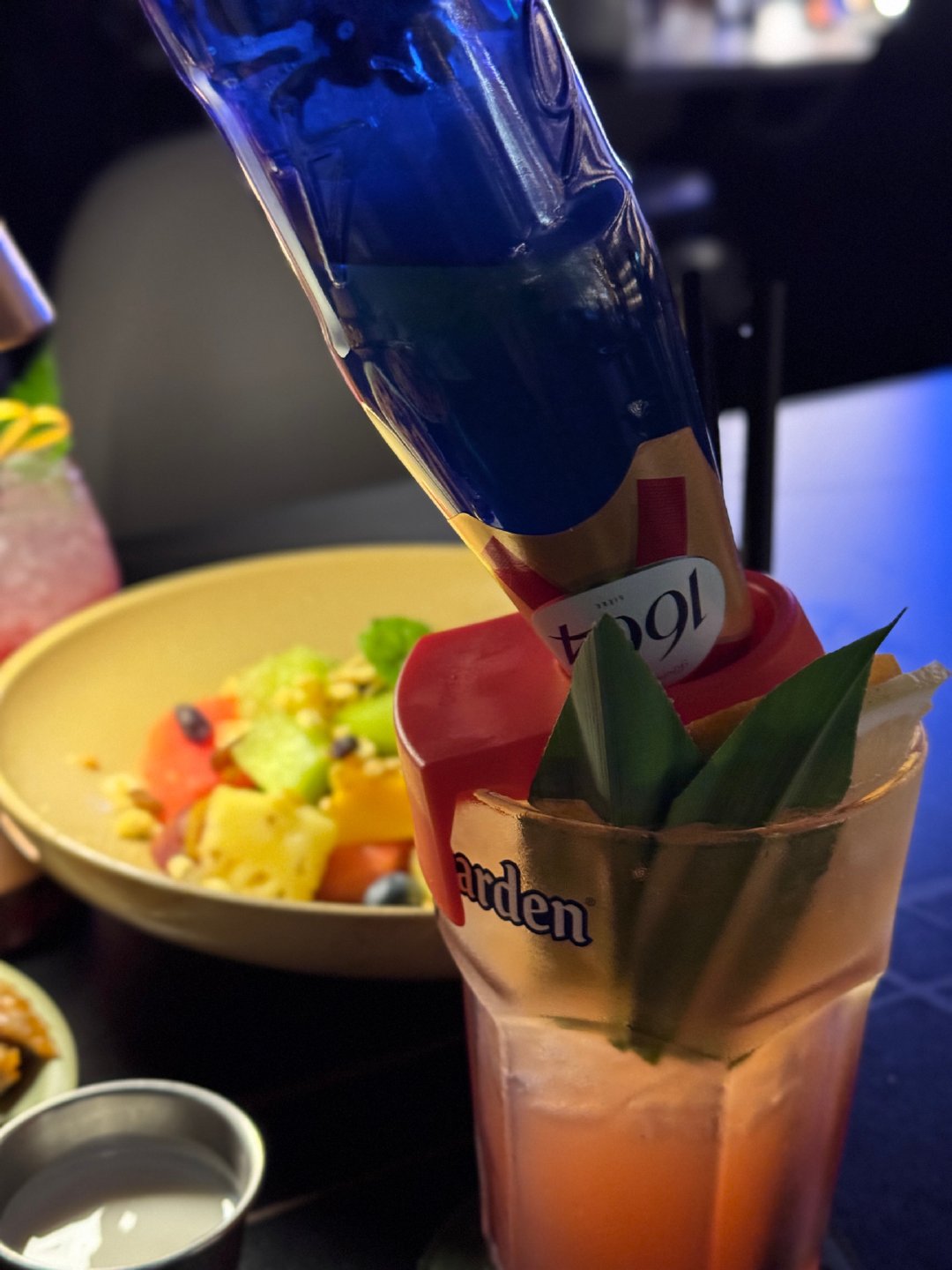 酒量越来越差了 两个人一杯鸡尾酒之后就开始晕了 赶紧找代驾回家 两个人在后座醉呼呼的聊得特别搞笑 司机说人生还是需要有朋友的陪伴 ​