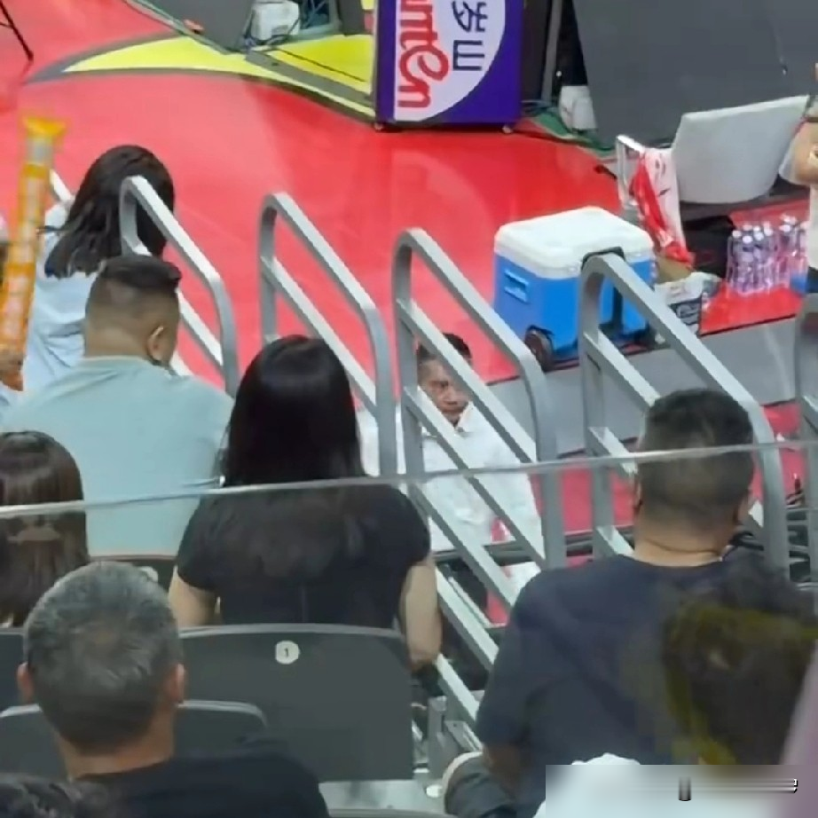 杜锋输了，全场高喊“下课”。   他没跟对面教练握手，头也没回，一个人...