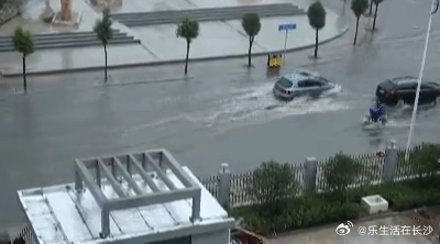 【 暴雨天易出现道路积水、洪涝，应尽量减少外出。不得不自驾出行，注意以...