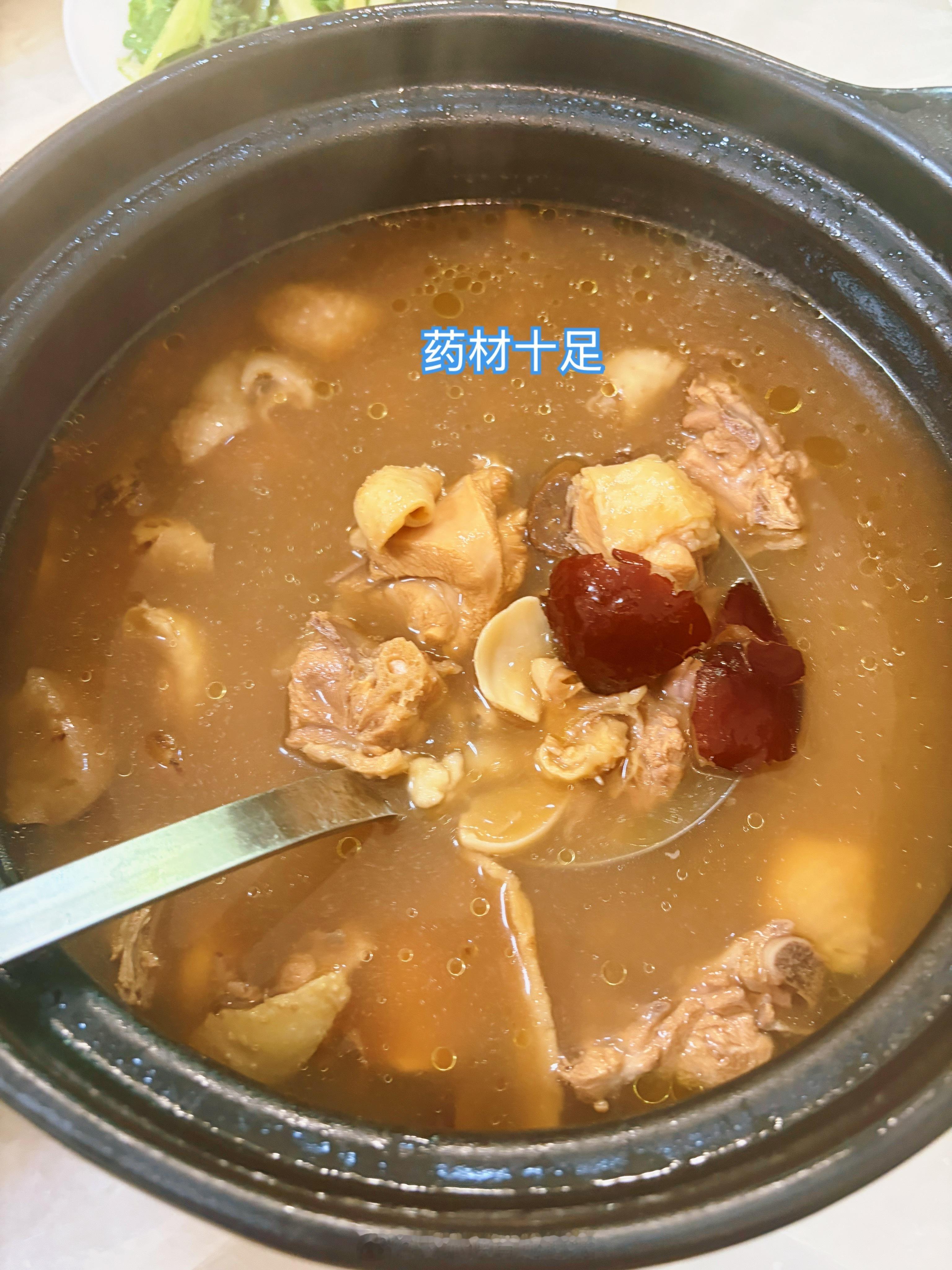 饿够15个小时了，但饭来张口，又大开吃戒，连吃3天鸡肉了[捂嘴哭]婆婆一早拿了外婆种的菜和老家的鸡上来，饭菜也做好了 。Ps:认真刷了两双脏鞋，也算是运动了。（365天刷一次那种[顶]） ​​​