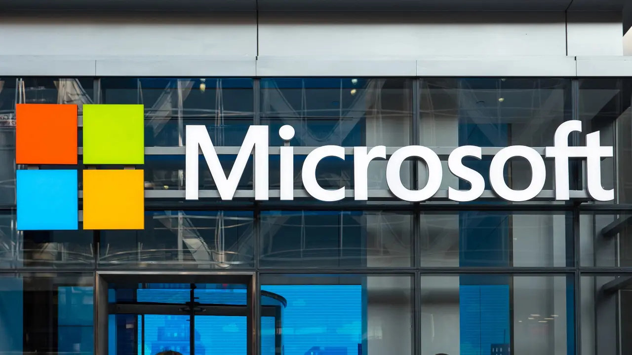 微软已宣布终止运行长达 17 年的内部创新项目’Microsoft Garage’。该项目自 2009 年启动以来鼓励员工参与副业开发，此次关闭引发内部员工对 AI 资源投入方向的强烈不满。

具体👉🔗 ​