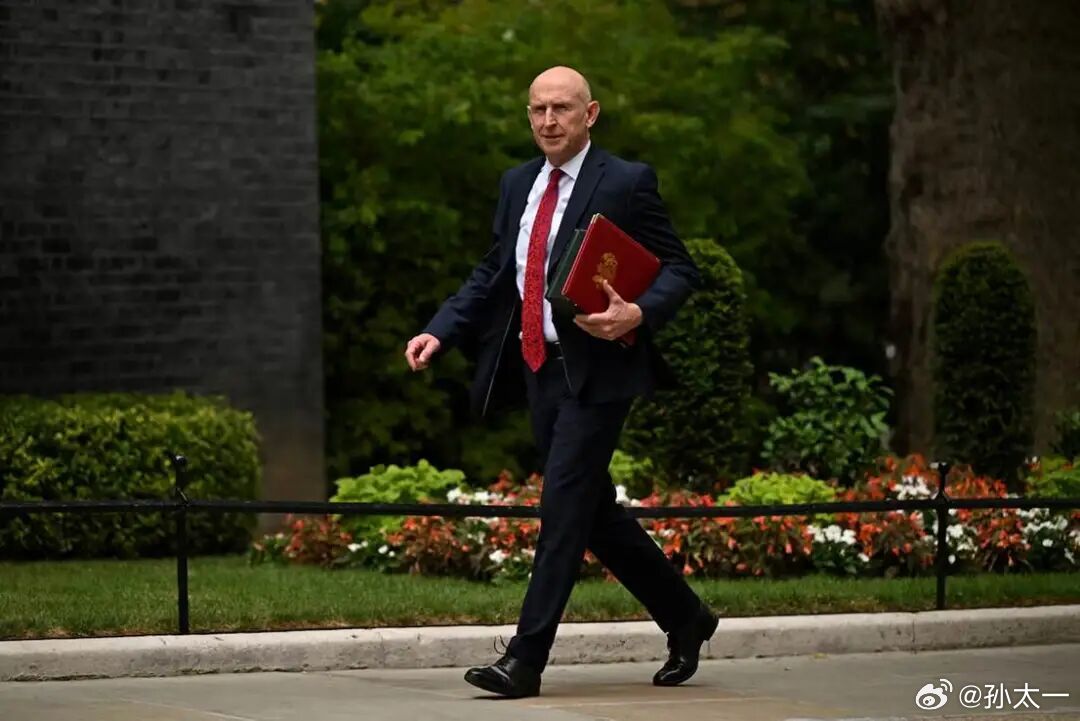 英国财政大臣约翰·希利本周将首次出席国际货币基金组织年会，他将在与各国财长会晤时将强调预算约束和提升应对地缘政治冲击韧性的重要性。英国财政部称，希利将主张主要经济体需要可信的计划来控制借贷。此前一周，国际货币基金组织总裁格奥尔基耶娃和英国央行行长贝利也发出了类似呼吁。英国财政研究所估计，如果希利想完全抵消通胀上升对政府预算的侵蚀，并为额外国防开支提供资金，他将需要增税360亿英镑——相当于将个人所得税基本税率提高3个百分点。图片来源于网络