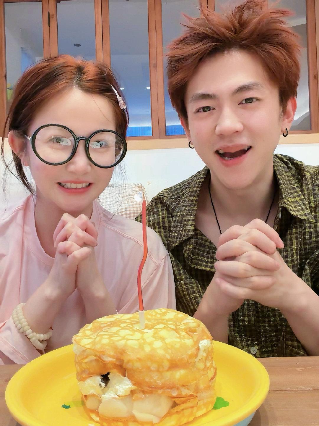 七夕快乐呀～～～～
今天我要去看奥德赛 电影院里都满了！
图一是大刘镜头下的我哈哈哈哈哈哈
我每次都要挑衅他 ​