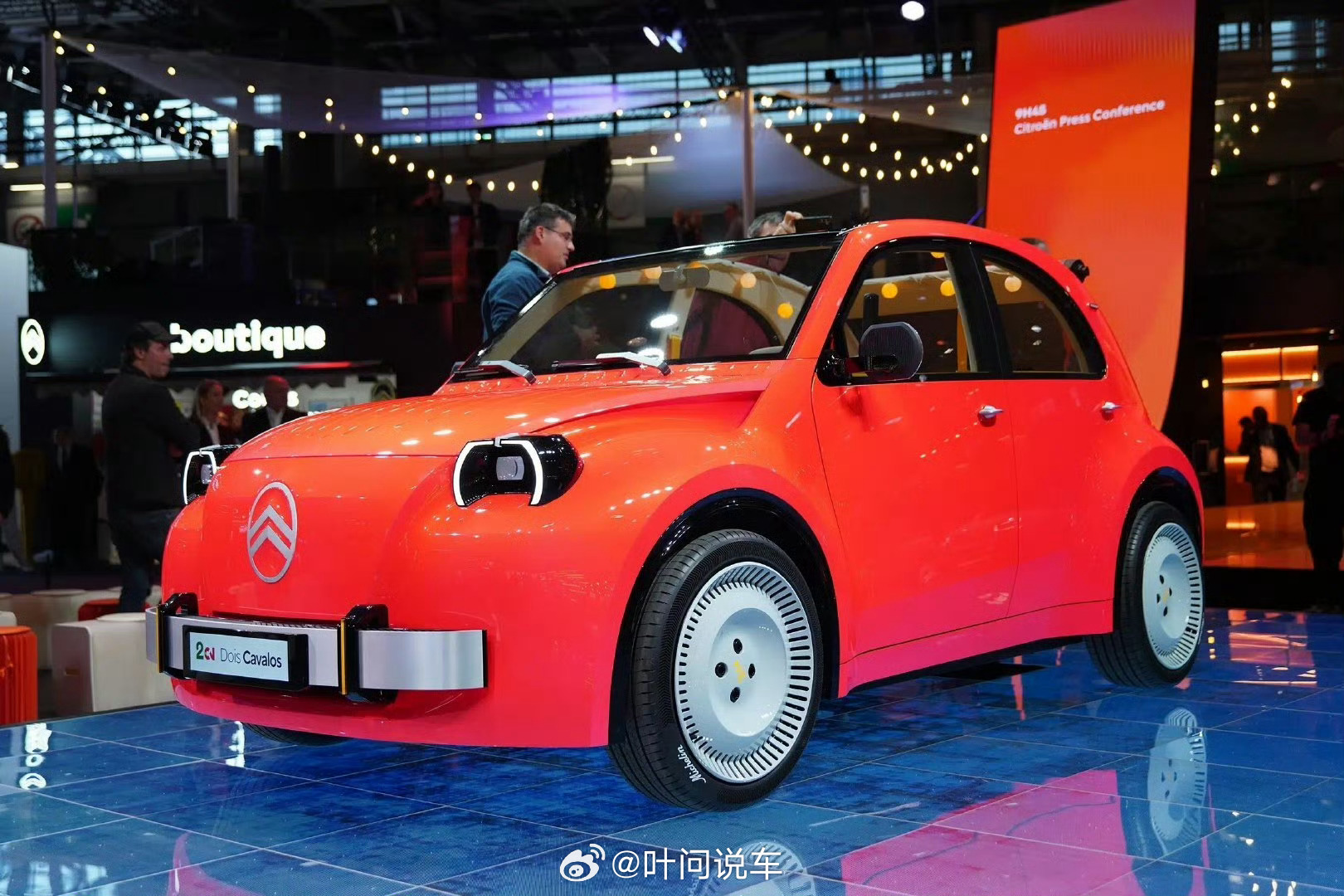 #为什么小车不容易撞脸# 巴黎车展上雪铁龙2CV、smart #2、雷诺Twingo收获不少目光。圆润复古、短小敦实，每台小车风格鲜明，自带独特气质。
电动时代很多大车容易“长相趋同”，反倒是小型城市车辨识度拉满。是紧凑尺寸倒逼设计放飞，还是城市代步本身就需要一眼认出？来聊聊，哪台小车给你的印象最深 ​