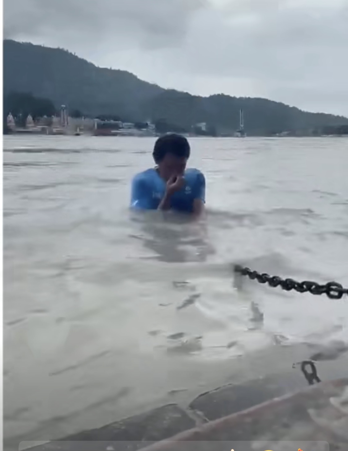 哈哈，挺会做样子的。日本驻印度大使小野启一在恒河这是要做啥呢？

他拽着一根铁链子，穿着体恤就下水了。然后站在铁链子正好够得着的恒河水中，来了三次下蹲动作，整个身体没入水中。

每一次没入水中时，都是一手捏住鼻子，一手拽住铁链子，看样子挺怕呛着了、也怕被水冲走了吧？

这是为哪般呀？