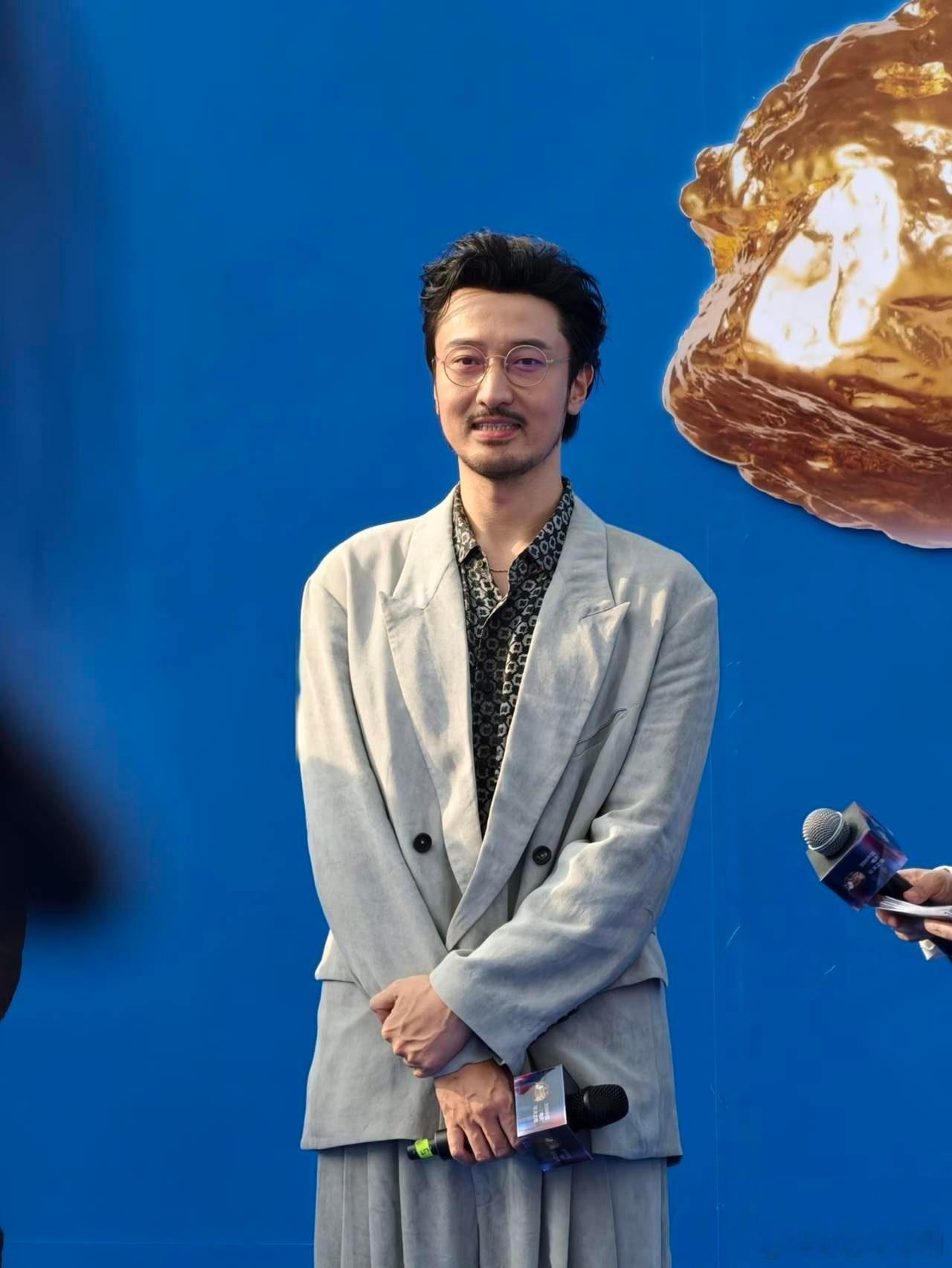 1.王传君拍电影的片酬其实并不是很高，而且因为接不到商务代言，所以就只能靠参加综艺节目赚钱，这也算另一种方式增加曝光了。

2.刘亦菲即将登上时尚芭莎金九刊，这是她连续第五年登上五大女刊的金九刊。

3.曹骏平时就不怎么喜欢社交，也不太喜欢出门，属于独来独往的艺人，当然对事业也没什么太多的 ​