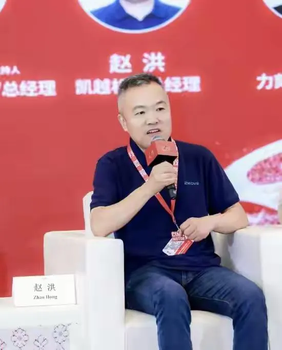 国产摩托车圈最近热闹非凡，一出“前任与现任”的戏码正在上演。剧情主角一个是凯越机车，另一个是其创始人张雪自立门户后创办的张雪机车。这场风波堪称平地一声雷，让无数车友看花了眼。
事情要从2026年3月28日说起。张雪机车在葡萄牙波尔蒂芒赛道的世界超级摩托车锦标赛（WSBK）中量级组别，以近4秒的绝对优