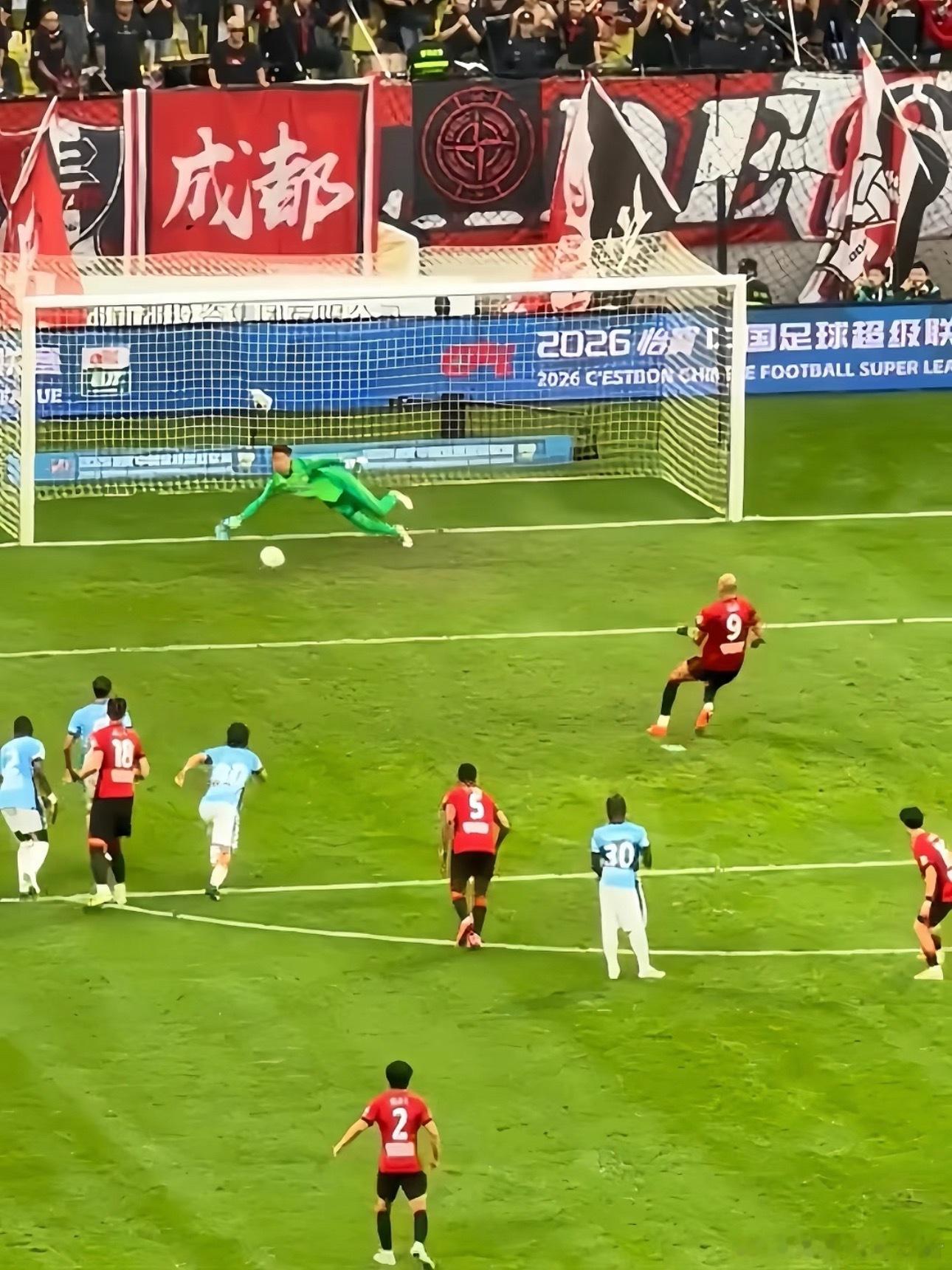 #蓉城末轮若输球英博赢球将逆袭夺冠#

⚽️决战天王山！蓉城打平就夺冠，英博只能赢
中超第29轮｜成都蓉城 vs 大连英博｜10月24日 15:30｜CCTV5直播
 
📌算分很简单：
蓉城52分，英博46分。蓉城拿1分，提前一轮捧起队史首冠；英博必须赢，还得指望末轮自己赢、蓉城输，才能靠相互战绩逆袭。同一个平 ​