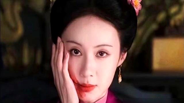 以为她是日本演员？其实爹姓郑妈姓合，爷爷还是退伍老兵。

就因为这四个字，郑合惠子出道十年，好本子根本轮不上。直到《兰香如故》播到18亿、豆瓣拿下7.5，大家才看清反派杜翠雀是谁演的。戏里角色被活活烧死，戏外看着替身浑身是火，她在监视器前哭到发抖。

这演技早该红了。硬被名字耽误整整十年，你说冤不冤