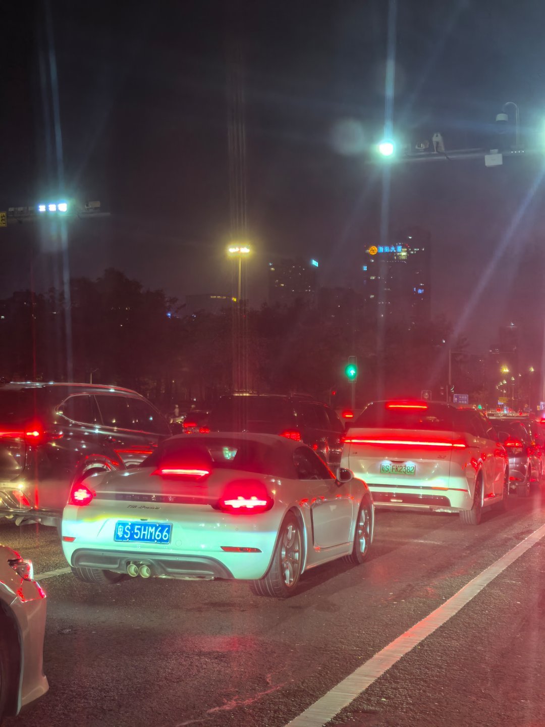 回家，保时捷718 boxster+前面的小鹏x9~ ​
